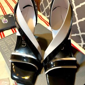 Gorgeous high heel stiletto with square toe. Patent leather.